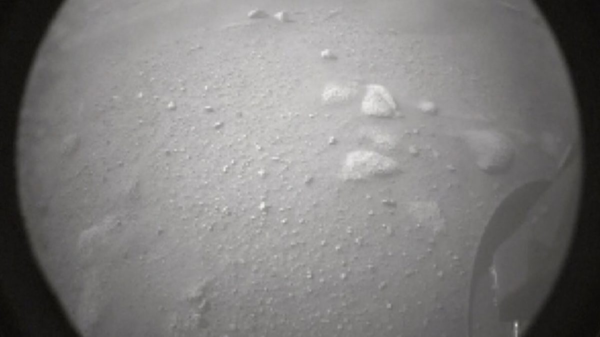 Rover sletio u krater Jezero na Marsu, zabilježena prva fotografija