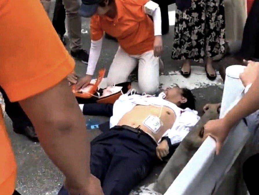 Upucan bivši premijer Japana: Pogođen dok je držao govor, ne pokazuje znake života
