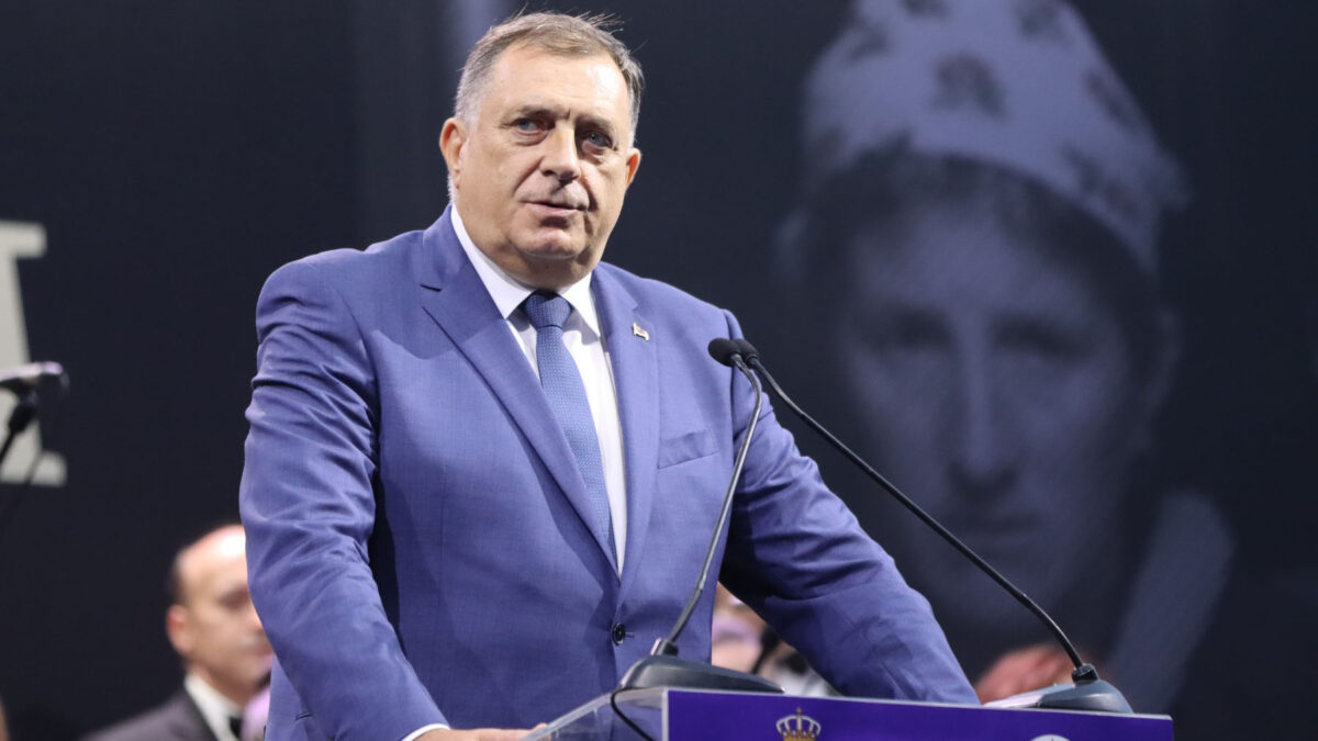 Iza Dodika, dok je držao govor, umjesto fotografije iz “Oluje” stavljena slika iz Žepe