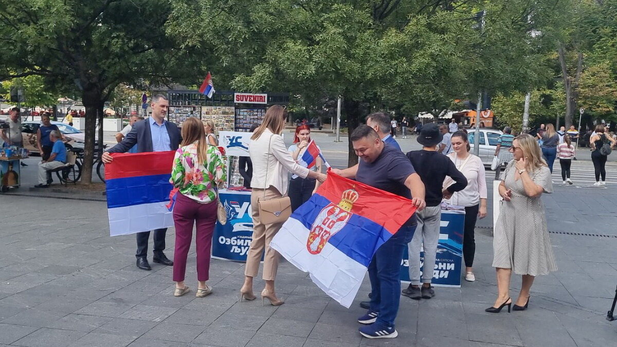 Ujedinjena Srpsla djelila banjalučanima zastave povodom Dana srpskog jedinstva, slobode i nacionalne zastave