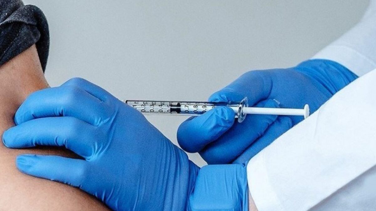 Da li sme da se primi vakcina protiv gripa i kovida u isto vreme?